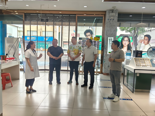 20250711民建保定市委新阶层二支部开展“与企共情”活动——赴顺平县雪亮眼镜店走访调研2 (2).jpg