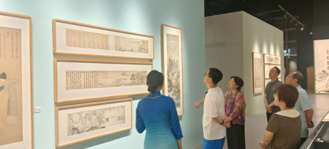 民建秦皇岛市委北戴河基层委员会参观“盛世修典——‘中国历代绘画大系’20周年成果展·北戴河特展” (2) (2).jpg