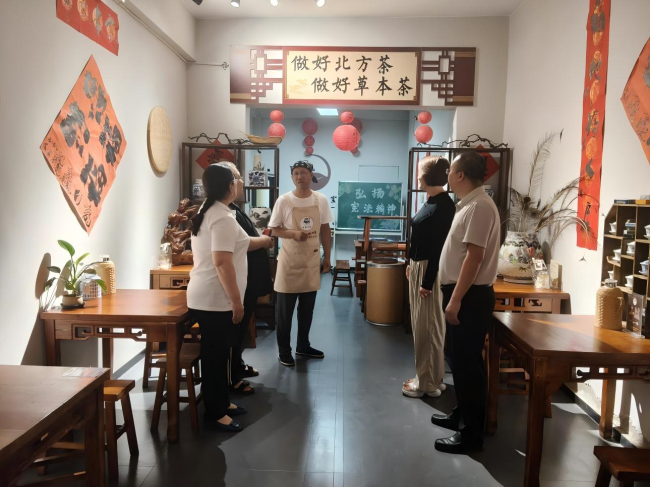 20250820民建保定市委新階層二支部開展與企共情活動走訪西大街市級非遺穿情樓棗葉茶2 (2).jpg