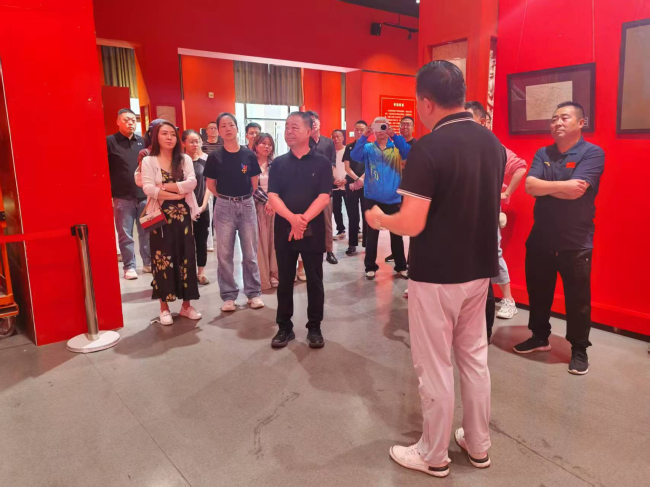 民建张家口市委桥东区基层委员会组织会员参观抗日战争专题展 (3).jpg