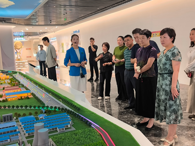 民建裕华区基层委员会开展“科技赋能乳业·共探产业升级”调研活动 (2).jpg