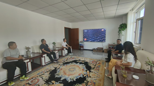 民建张家口市委组织会员观看纪念中国人民抗日战争暨世界反法西斯战争胜利80周年大会1 (2).jpg