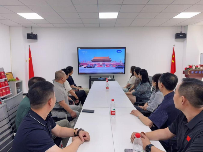 20250904观阅兵盛典 铸爱国之魂——民建保定市委阳光支部组织观看阅兵仪式2.jpg