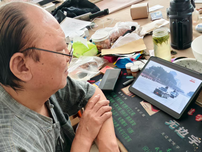 民建中央画院河北（唐山）分院组织全院院士收看纪念中国人民抗日战争暨世界反法西斯战争胜利80周年大会 (1) (2).jpg