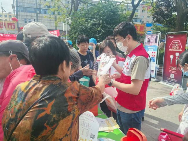 民建区委一支部开展安全用药公益宣传活动 (2).jpg