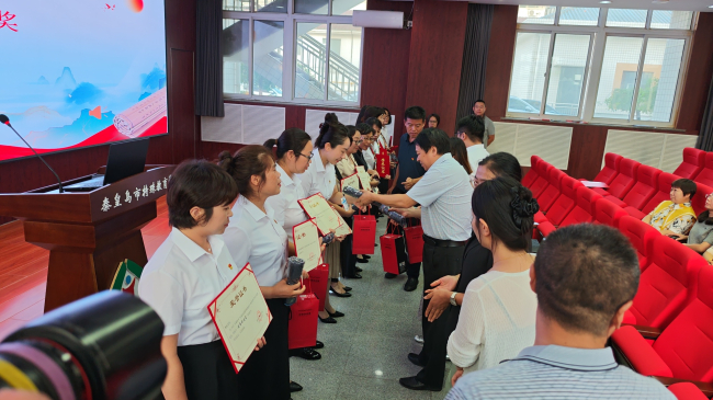 民建秦皇岛市委金融支部开展教师节慰问暨“爱暖童心活动站”活动 (2) (2).jpg