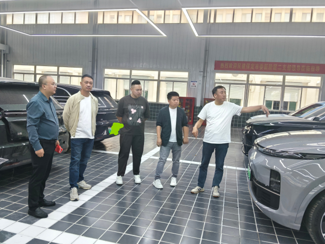 20251013民建保定市委新阶层二支部开展“与企共情”活动——走访调研河北逸忠妍汽车服务有限公司2 (2).jpg