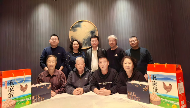 九九重阳暖人心 民建裕华区二支部走访慰问老会员 (2).jpg