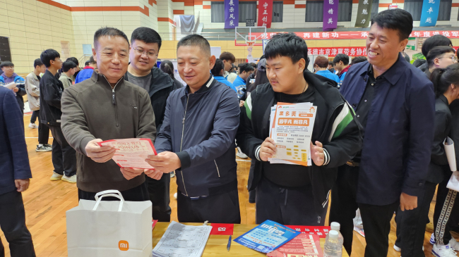 1承德百盛通讯器材有限公司助校招典型案例民建承德市委副主委邢晓冬及企业委员会负责同志在百盛展位前 (2).jpg